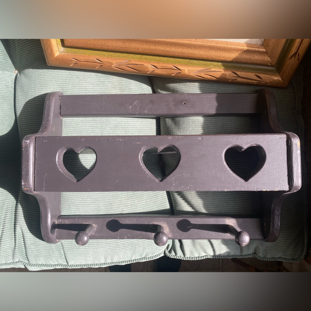 Vintage Cottagecore wooden heart trinket shelf with peg hooks - Picture 5 of 11